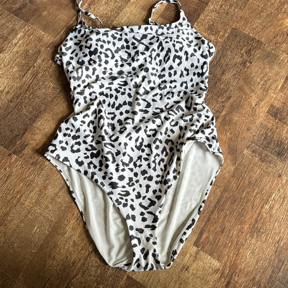 Aerie Animal Print Cheetah One Piece Swimsuit with open back - Picture 5 of 11